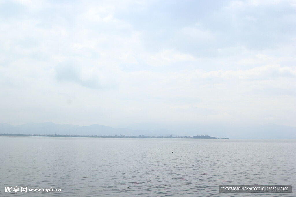 广阔海面与远处天际线