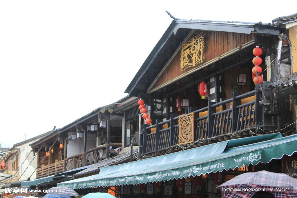 古街中式建筑与行人景象