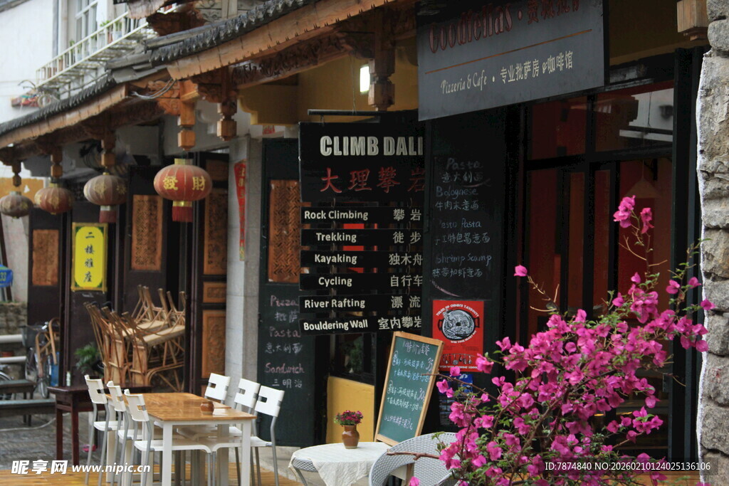 街边浪漫的店铺与花卉景观