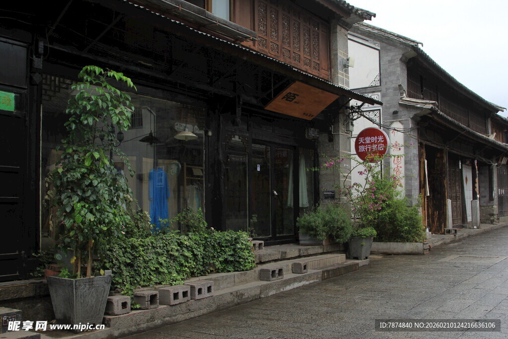 古旧街道旁的特色店铺