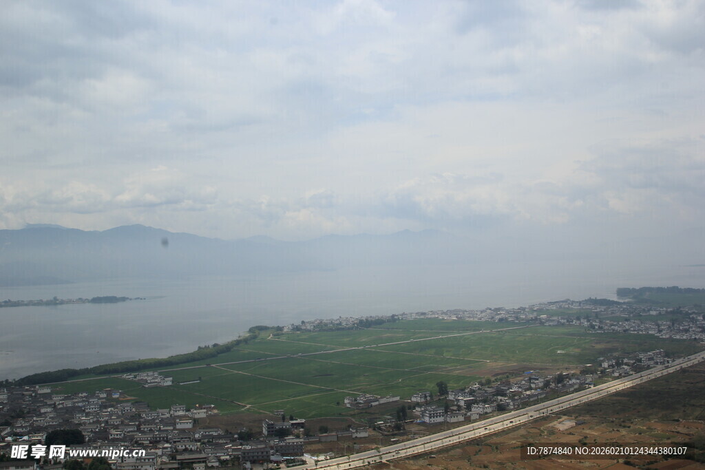 俯瞰湖畔城镇与广袤绿地