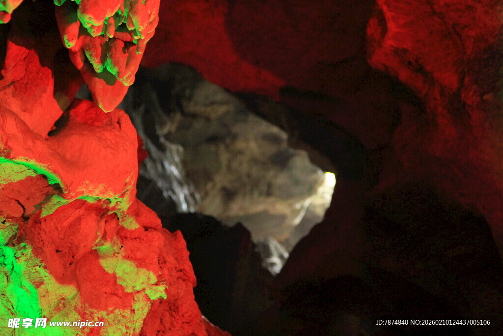 彩色岩石洞穴内部景象
