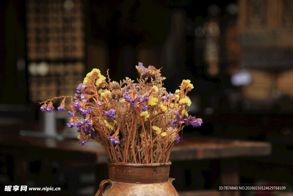 陶罐中的多彩花卉组合