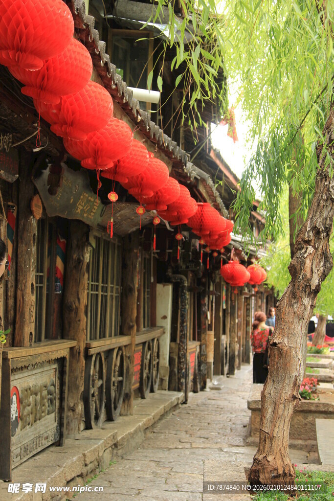 古巷红灯笼装点的中式街景