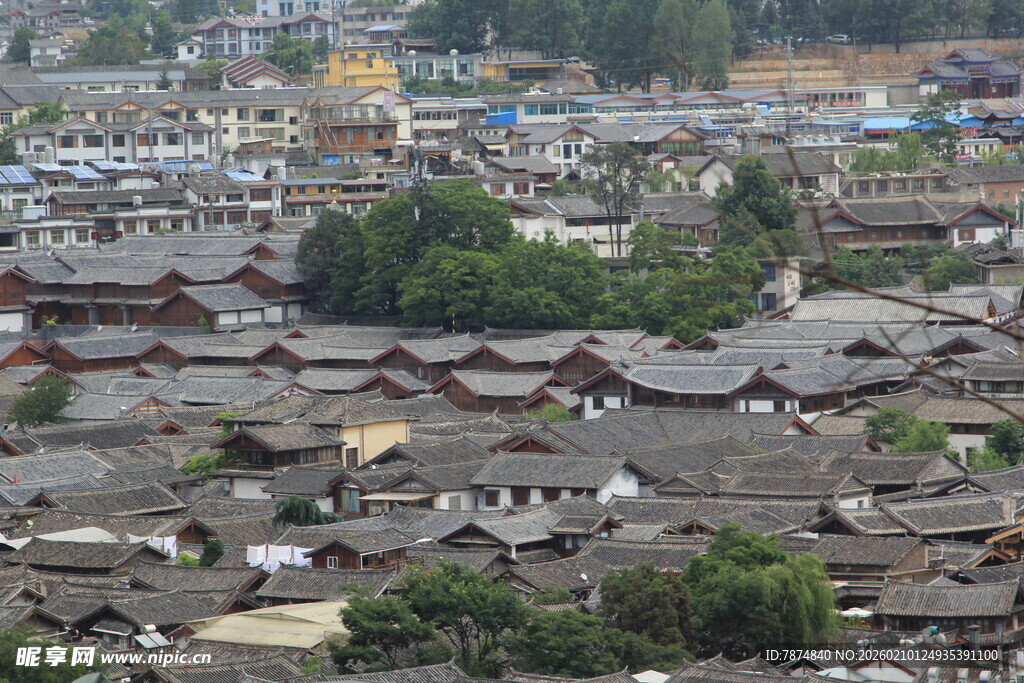 俯瞰古朴传统民居村落
