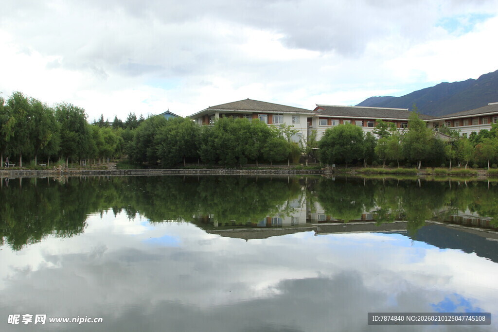湖畔美景 建筑与山水相映