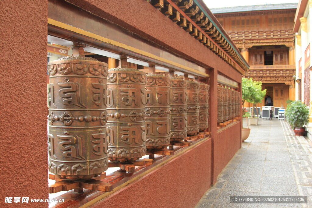 藏式转经筒排列于墙边