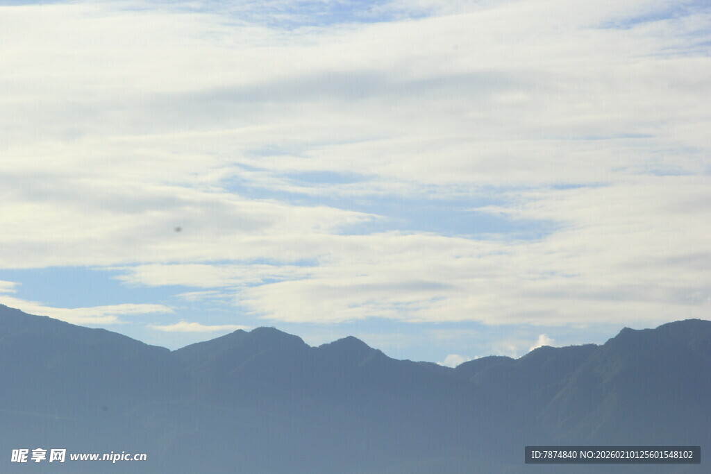 蓝天白云下的连绵山脉