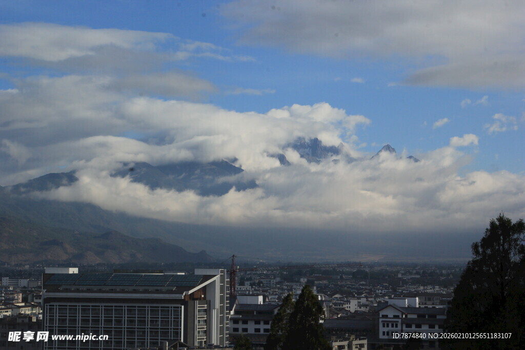 城市远景与云端壮丽景观