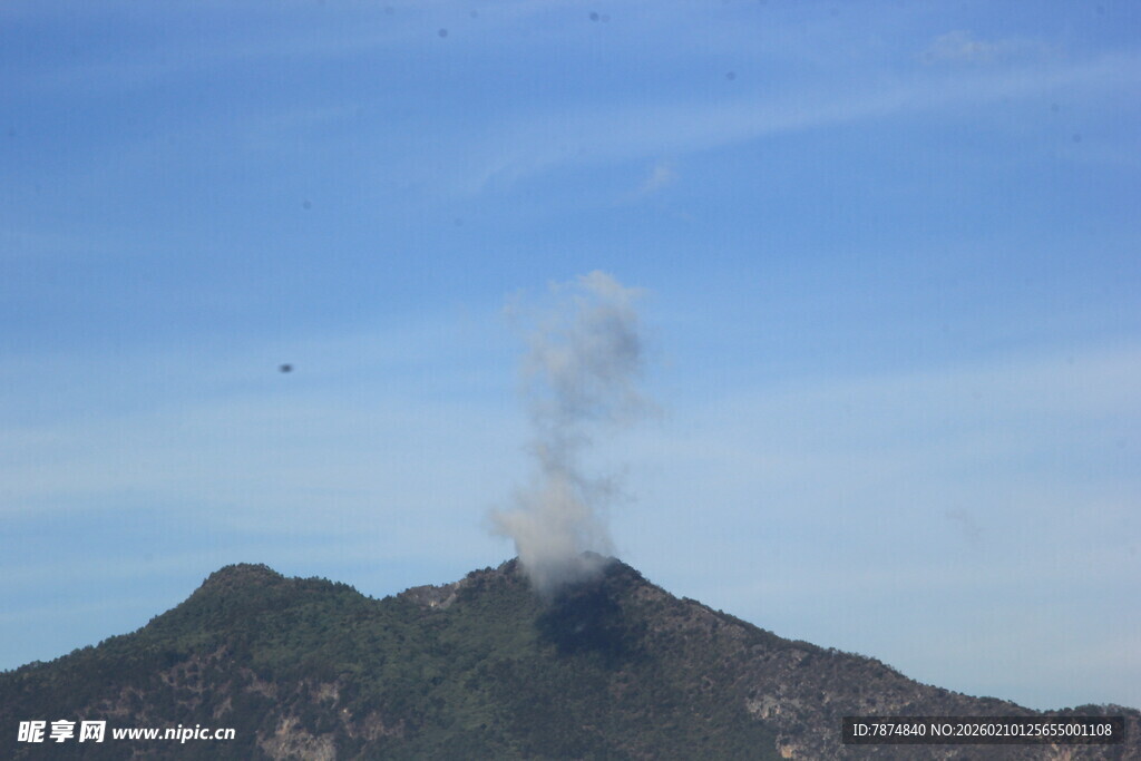 火山喷烟景象