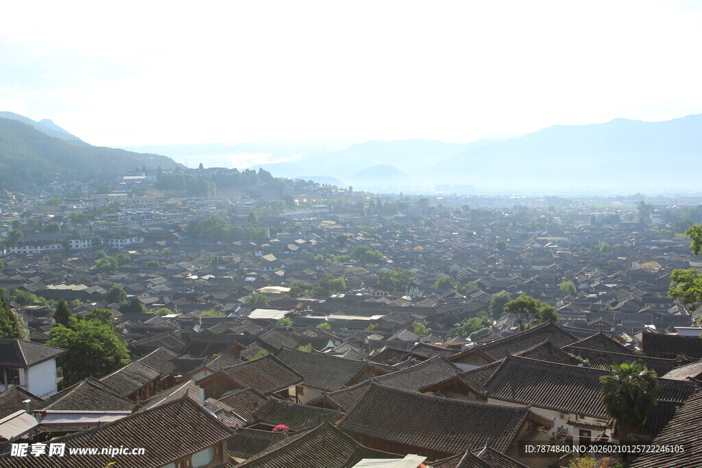 俯瞰古朴村落景观