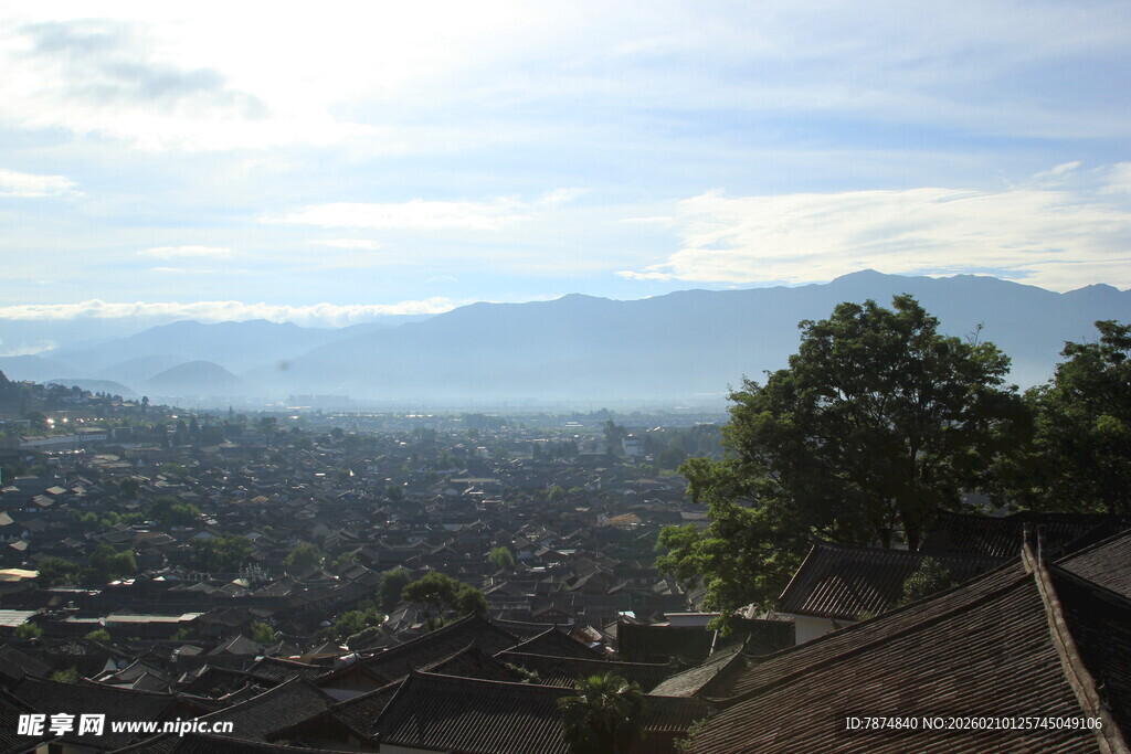 山间村落远景 云雾缭绕