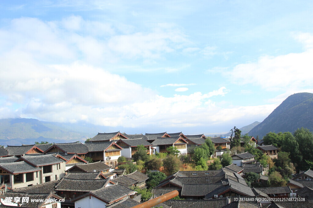 依山傍水的宁静村落