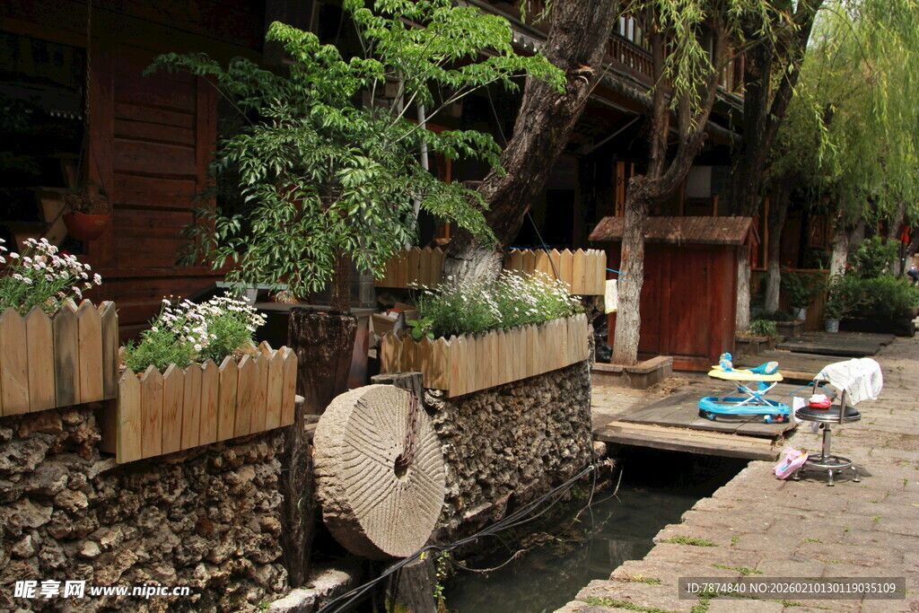 乡村溪边的静谧景致