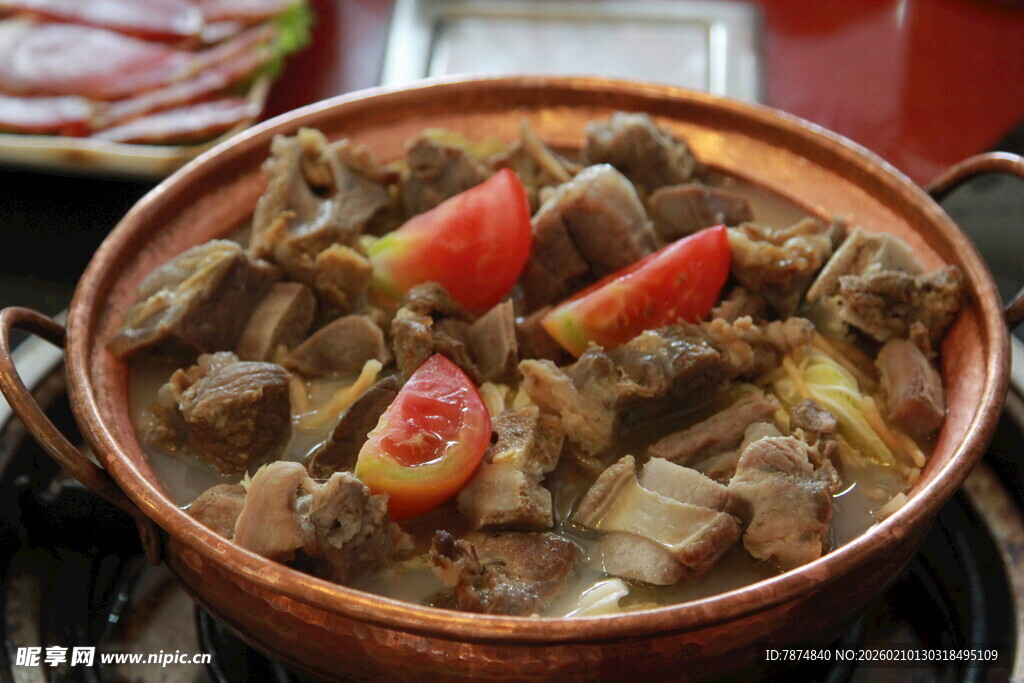 铜锅炖煮的美味肉块