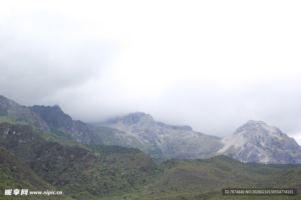 云雾缭绕的壮丽山峦