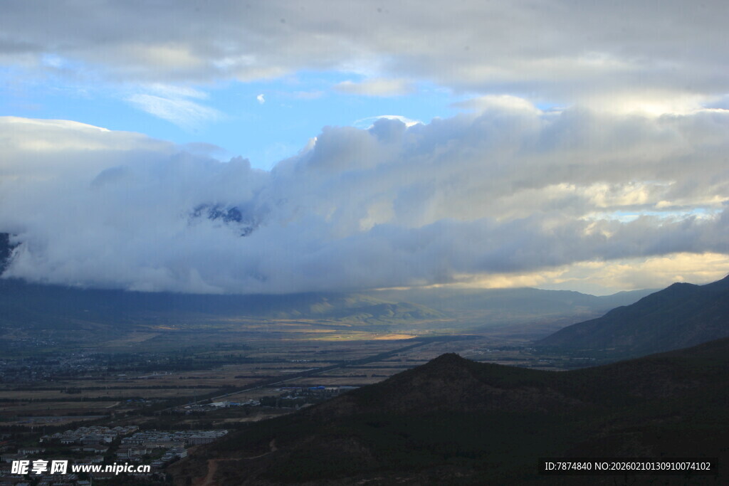 山间云海壮丽风光