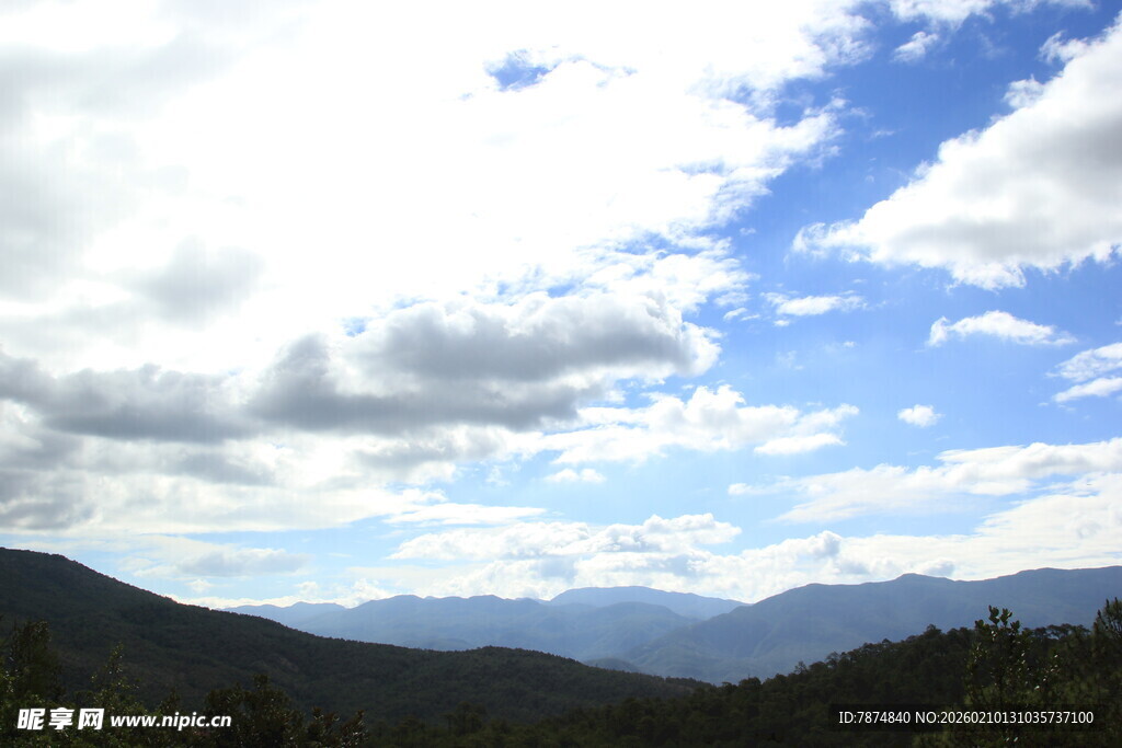 蓝天白云下的山峦美景