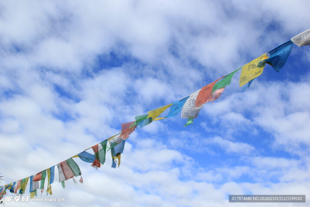 蓝天白云下的五彩经幡