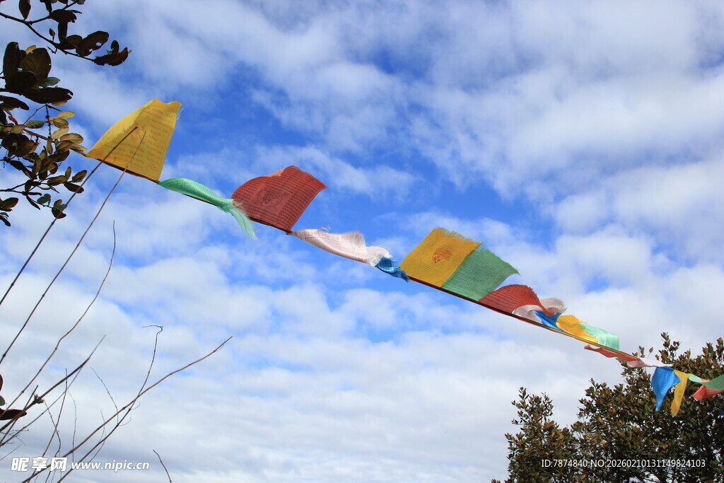 五彩经幡飘扬于蓝天之下