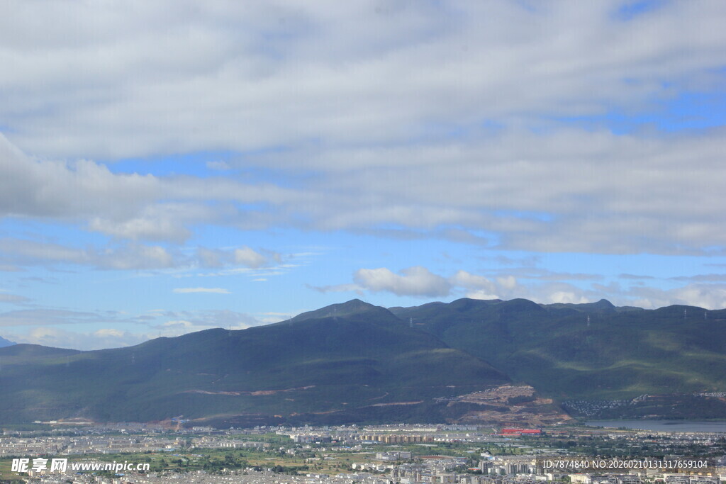 远山近城的美丽风光