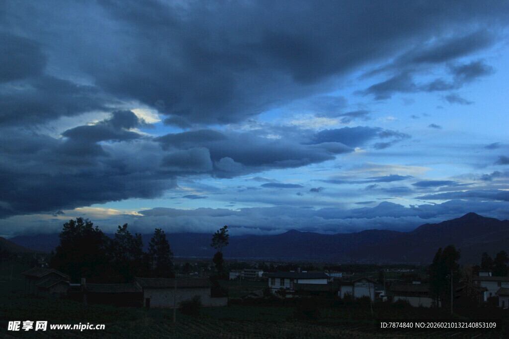 黄昏时分的壮丽天空景观