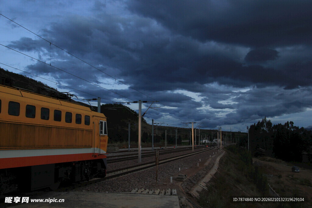 黄昏下铁轨旁的黄色列车
