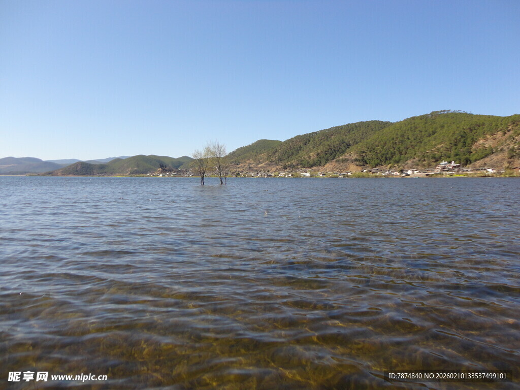 宁静湖畔的山水风光