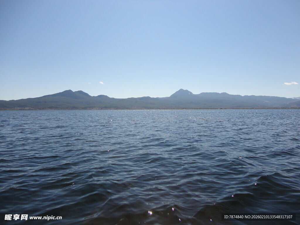 湖畔远山 碧波蓝天之景