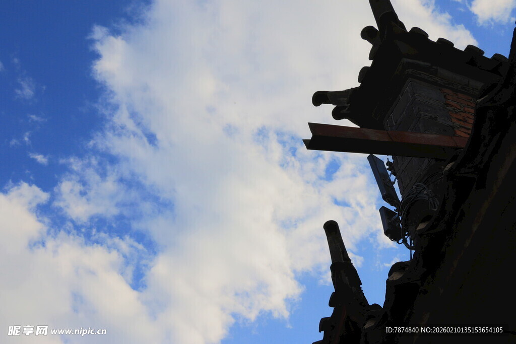 古建檐角与蓝天白云