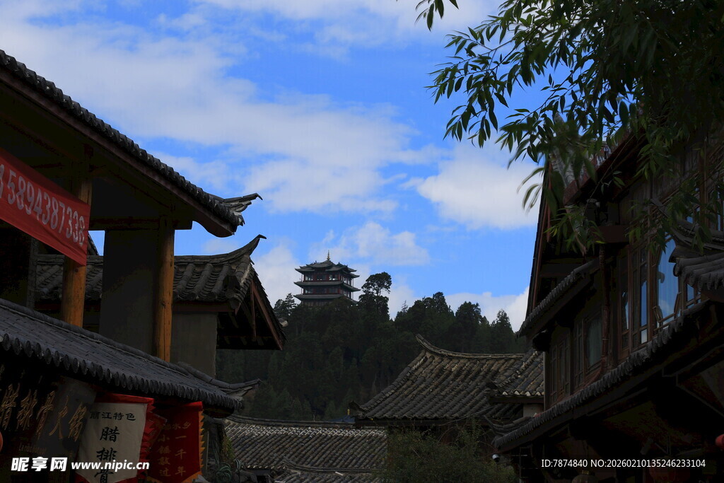 古街风景 远处塔楼入目