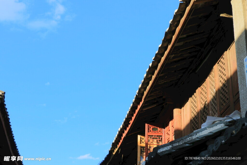 传统民居屋檐与蓝天