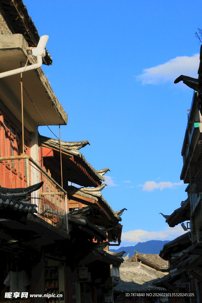 古村落屋顶与蓝天景象