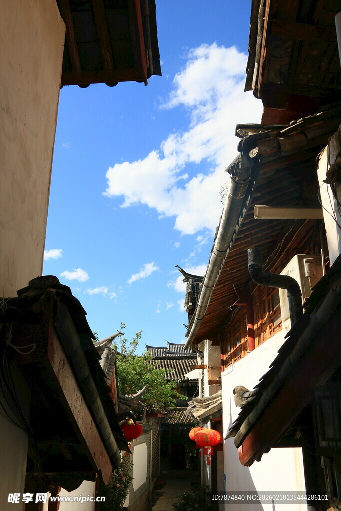 古巷屋顶下的蓝天景致