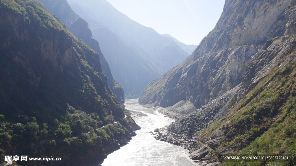 壮丽峡谷中的蜿蜒河流