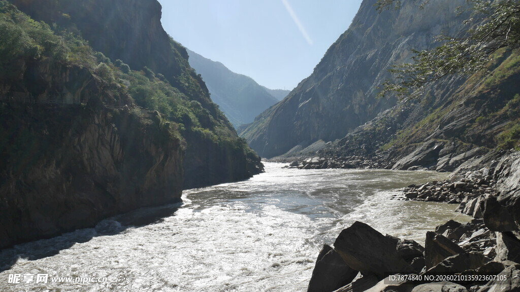 壮丽峡谷中的奔腾河流