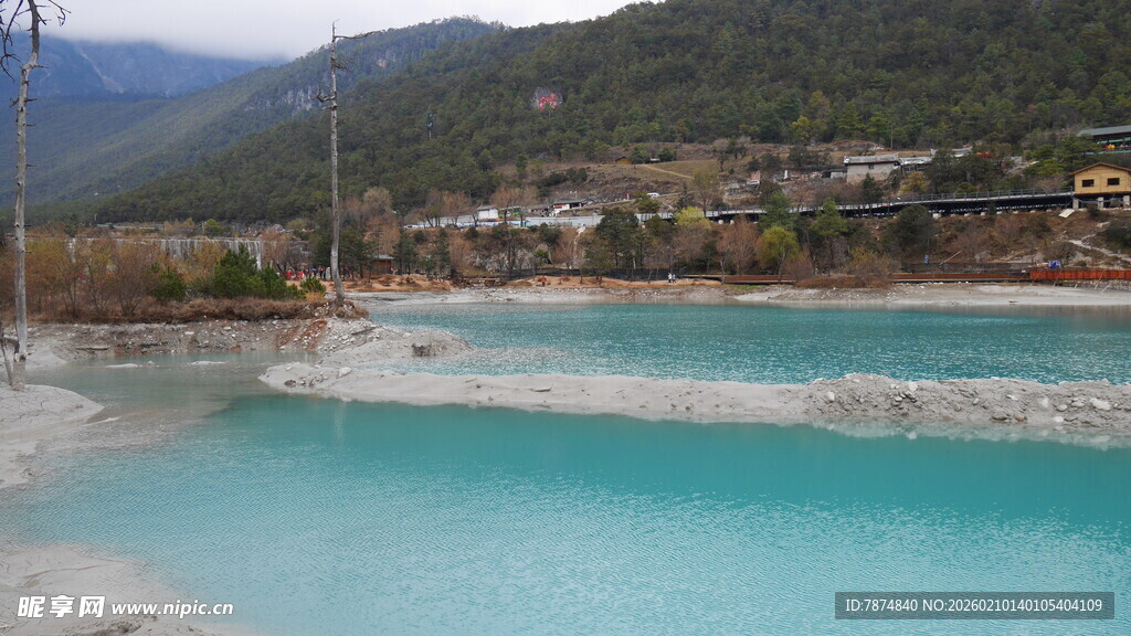 梦幻蓝调露天温泉池