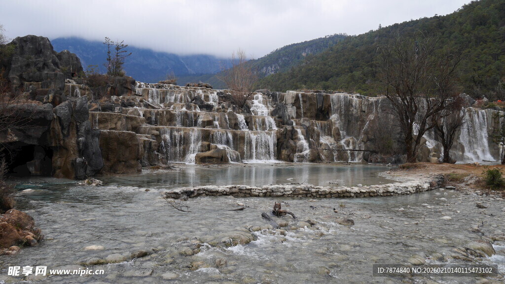 山间壮丽瀑布景观