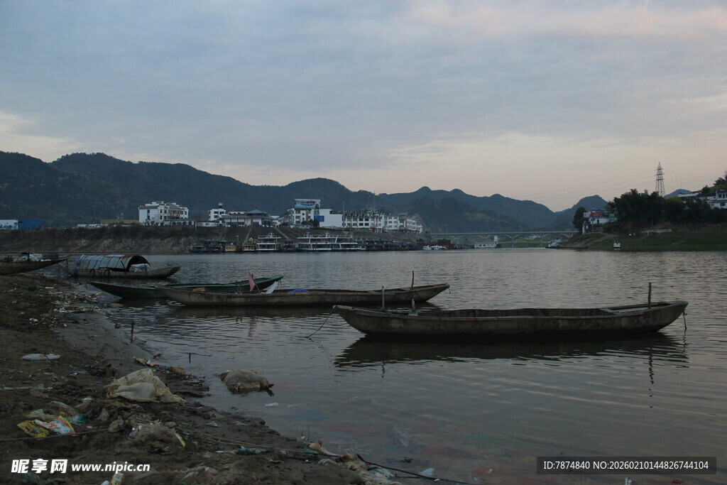 江边停泊的几艘古朴小船