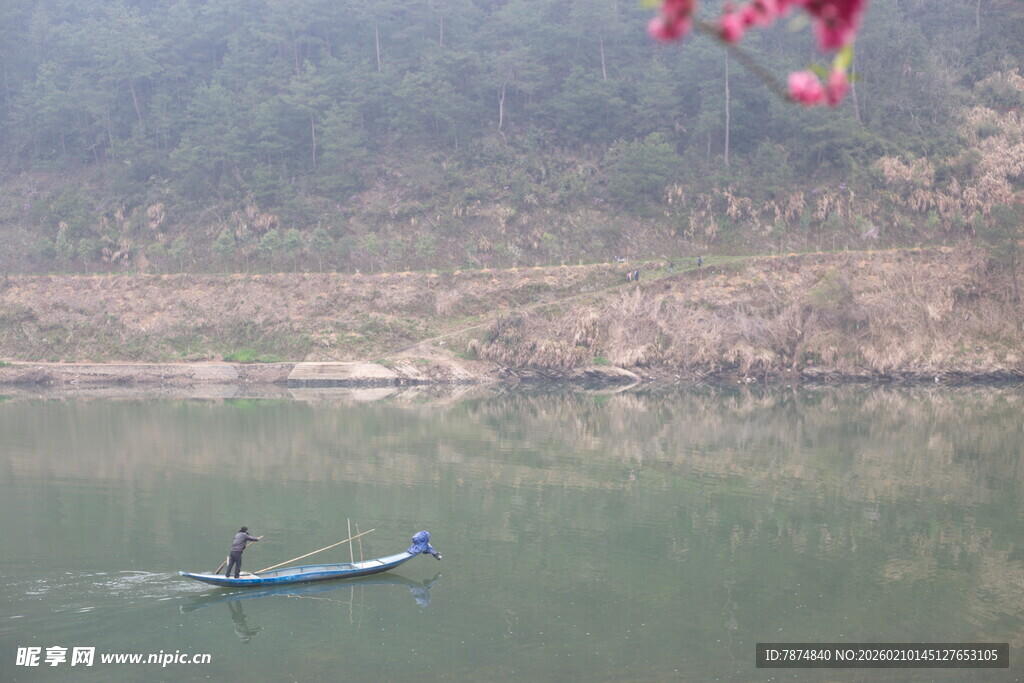 湖中小舟悠然景