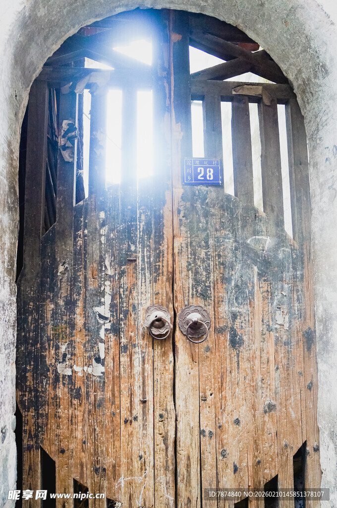 老旧木门透出斑驳光影