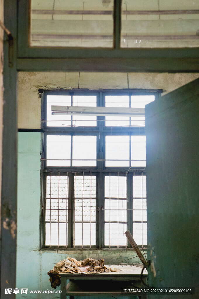 老旧厂房内的大窗户
