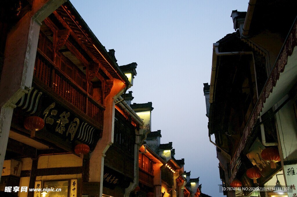 婺源古街夜景 传统建筑韵味浓