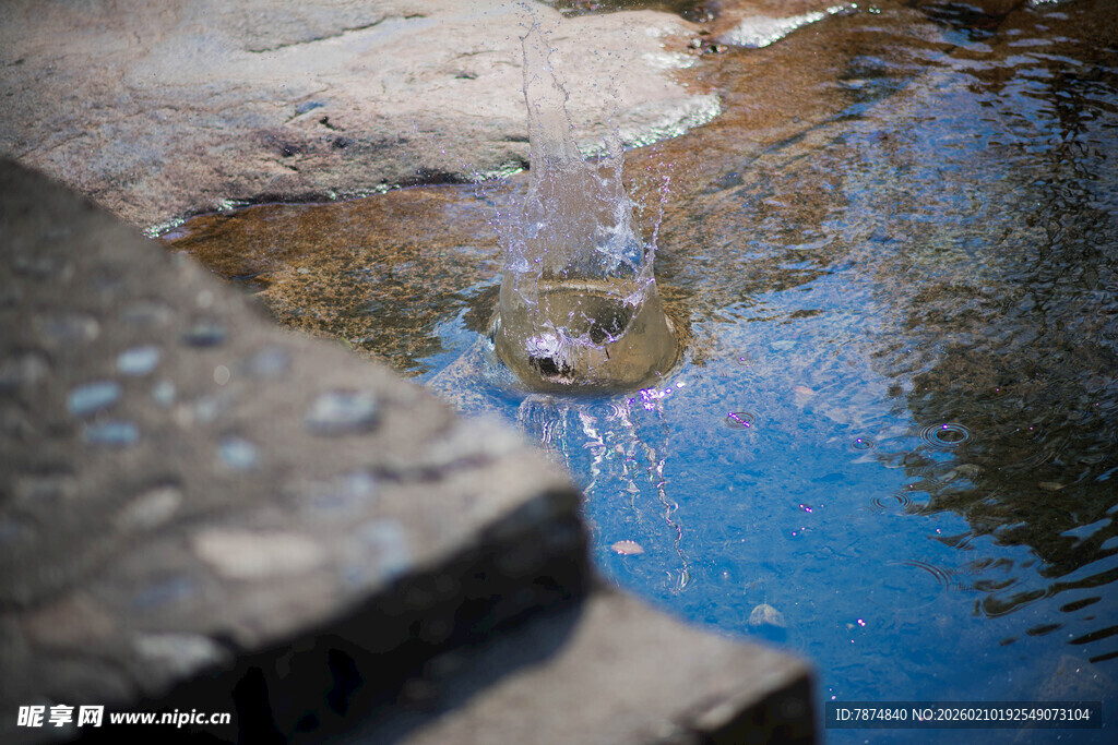 婺源山间清泉 水花灵动瞬间
