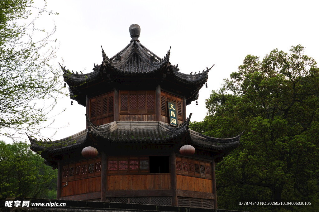 婺源中式古亭立于葱郁林间