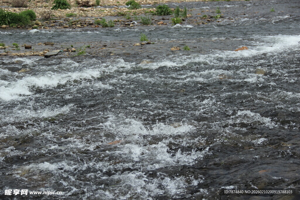 婺源潺潺溪流 水花灵动