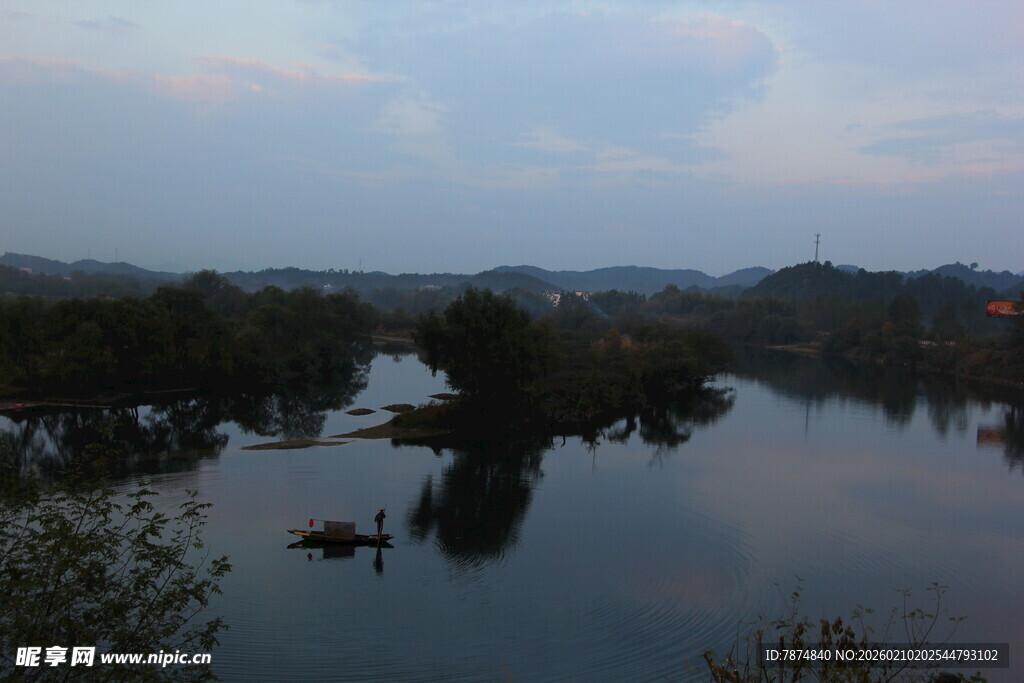 婺源黄昏下宁静的河畔风光