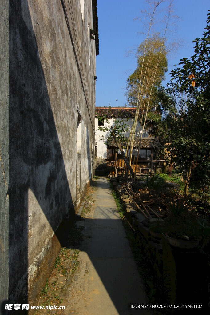 婺源乡村小道旁的老旧建筑