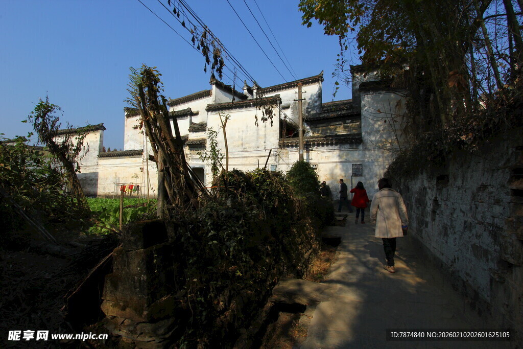 婺源乡村小道上的行人与民居