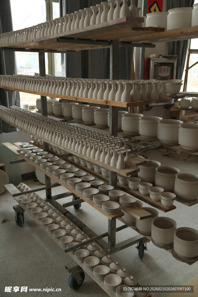 婺源陶瓷制品在多层架上摆放